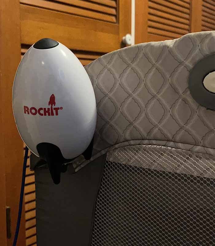 mecedor cochecito ROCKIT instalada en una cuna de viaje