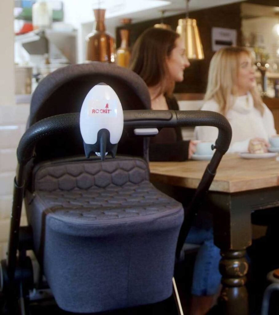 mecedor carrito ROCKIT instalada en el manillar de un cochecito