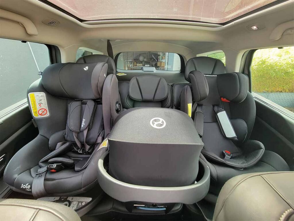 3 sillas de coche diferentes instaladas en la parte trasera del grand renault scenic