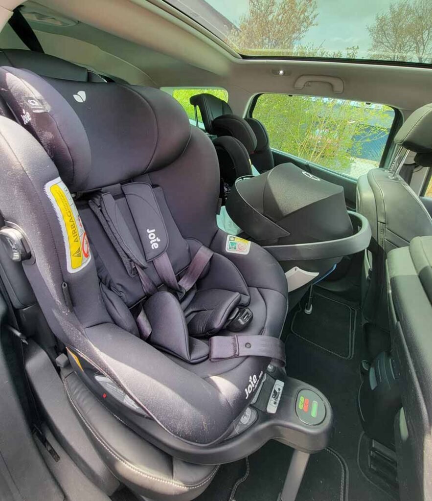 3 sillas de coche diferentes instaladas en la parte trasera del grand renault scenic